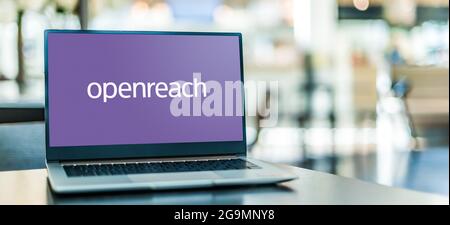 POZNAN, POL – 3. JUL 2021: Laptop-Computer mit Logo von Openreach, einer funktionalen Abteilung des Telekommunikationsunternehmens BT plc, das die Th Stockfoto