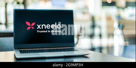POZNAN, POL - 3. JUL 2021: Laptop-Computer mit Logo von xneelo, einem Webhosting-Unternehmen mit Sitz in Südafrika Stockfoto