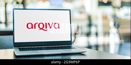 POZNAN, POL - 10. JUL 2021: Laptop-Computer mit Logo von Arqiva, einem Telekommunikationsunternehmen, das Infrastruktur und Broadcast-Transmiss bereitstellt Stockfoto