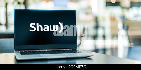 POZNAN, POL – 10. JUL 2021: Laptop-Computer mit Logo von Shaw Communications, einem kanadischen Telekommunikationsunternehmen, das Telefon bereitstellt, in Stockfoto
