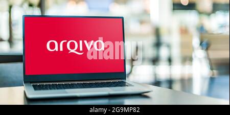 POZNAN, POL - 10. JUL 2021: Laptop-Computer mit Logo von Arqiva, einem Telekommunikationsunternehmen, das Infrastruktur und Broadcast-Transmiss bereitstellt Stockfoto