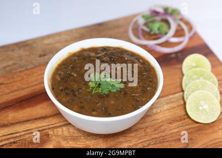 Dal Makhani - langsam gekochtes, cremiges indisches, indisches, mit schwarzen Linsen Stockfoto