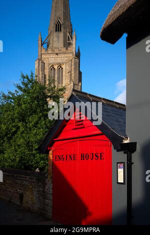 Thaxted Essex England UK Engine House and Church photographed by Brian Harris July 2021 das Engine House, wahrscheinlich das 20. Jahrhundert, beherbergte ein altes Feuer Stockfoto