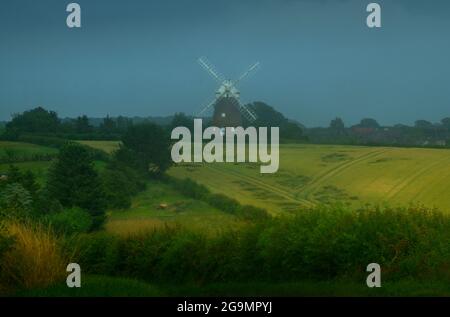 Thaxted Essex England Großbritannien Juli 2021 John Webbs Windmühle im Regensturm Juli 2021 Stockfoto