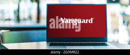 POZNAN, POL – 3. JUL 2021: Laptop-Computer mit Logo der Vanguard Group, Inc., einem in den USA registrierten Investmentberater mit Sitz in Malvern, PE Stockfoto