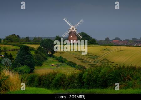 Thaxted Essex England Großbritannien Juli 2021 John Webbs Windmühle im Regensturm Juli 2021 Stockfoto