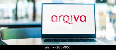 POZNAN, POL - 10. JUL 2021: Laptop-Computer mit Logo von Arqiva, einem Telekommunikationsunternehmen, das Infrastruktur und Broadcast-Transmiss bereitstellt Stockfoto