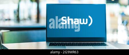 POZNAN, POL – 10. JUL 2021: Laptop-Computer mit Logo von Shaw Communications, einem kanadischen Telekommunikationsunternehmen, das Telefon bereitstellt, in Stockfoto