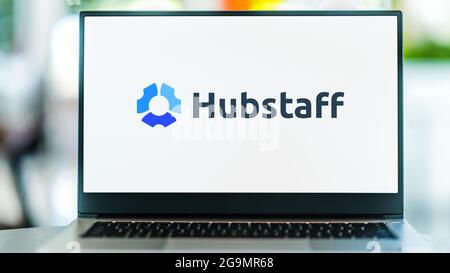 POZNAN, POL – 12. JUN 2021: Laptop-Computer mit Logo von Hubstaff, einer Workforce Management-Plattform, die Arbeitsnachweise, Zeiterfassung und Stockfoto