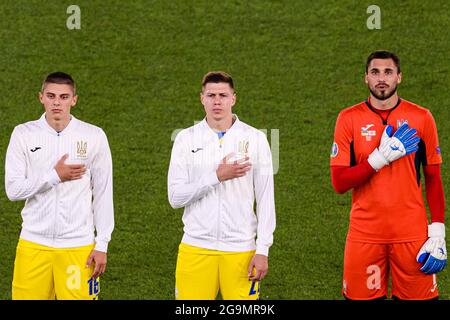 Rom, Italien - 03. Juli: Vitalii Mykolenko (L) Mykola Matviyenko (C) und Torhüter Heorhii Buschtschan (R) kommen während der UEFA Euro 202 ins Feld Stockfoto
