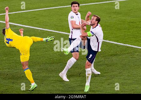 Rom, Italien - 03. Juli: Sergii Kryvtsov aus der Ukraine (L) kämpft während der UEFA Euro 2020 Championship Quart mit Harry Kane aus England (R) um den Ball Stockfoto