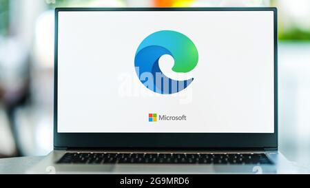 POZNAN, POL - 3. JUL 2021: Laptop-Computer mit Logo von Microsoft Edge, einem von Microsoft entwickelten Webbrowser Stockfoto