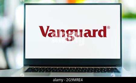 POZNAN, POL – 3. JUL 2021: Laptop-Computer mit Logo der Vanguard Group, Inc., einem in den USA registrierten Investmentberater mit Sitz in Malvern, PE Stockfoto