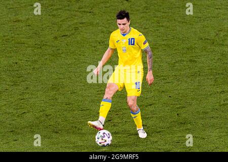 Rom, Italien - 03. Juli: Mykola Shaparenko aus der Ukraine kontrolliert den Ball während des UEFA Euro 2020 Championship Quarter-final matches zwischen der Ukraine und E Stockfoto