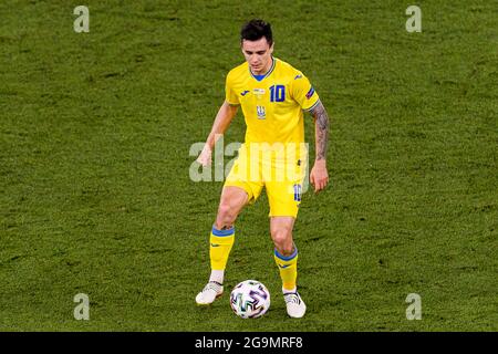 Rom, Italien - 03. Juli: Mykola Shaparenko aus der Ukraine kontrolliert den Ball während des UEFA Euro 2020 Championship Quarter-final matches zwischen der Ukraine und E Stockfoto