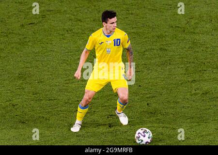 Rom, Italien - 03. Juli: Mykola Shaparenko aus der Ukraine kontrolliert den Ball während des UEFA Euro 2020 Championship Quarter-final matches zwischen der Ukraine und E Stockfoto