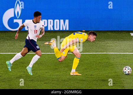 Rom, Italien - 03. Juli: Mykola Matviyenko aus der Ukraine (R) wird während des UEFA Euro 2020 Championship Quarter-Finales von Jadon Sancho aus England (L) gejagt Stockfoto