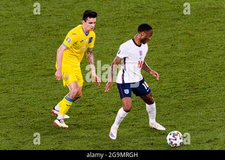 Rom, Italien - 03. Juli: Raheem Sterling aus England (R) wird während der UEFA Euro 2020 Championship Quarter-fin von Mykola Shaparenko aus der Ukraine (L) verfolgt Stockfoto
