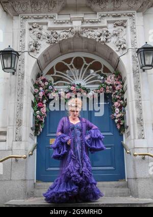 London UK 27 July 2021 im Rahmen des Kensington and Chelsea Festival 2021 wird die Performerin Eve Ferret im West End in einem fantastischen Cabaret im Chelsea Old Town Hall singen und sprießen, 12. August 2021 Eve wird ihre Songs und Geschichten aus ihrem Leben und ihren Abenteuern in den 70ern und 80ern von ‘Hairdressing bis Hollywood’ auf die Kings Road bringen. Eve wird von dem hochgelobten Pianisten Simon Wallace begleitet. Tickets, die auf ‘Pay what you want’-Basis angeboten werden – Sie können kostenlos kommen oder jemanden subventionieren, der normalerweise nicht teilnehmen könnte. Das gesamte Geld, das aus dem Ticketverkauf gesammelt wurde, fließt in die Zahlung Stockfoto