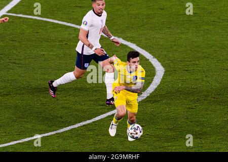 Rom, Italien - 03. Juli: Mykola Shaparenko aus der Ukraine (R) läuft mit dem Ball während des UEFA Euro 2020 Championship Quarter-Final-Spiels zwischen der Ukraine Stockfoto