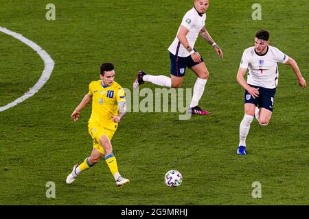 Rom, Italien - 03. Juli: Mykola Shaparenko aus der Ukraine (L) übergibt den Ball während des UEFA Euro 2020 Championship Quarter-Final-Spiels zwischen der Ukraine und Stockfoto