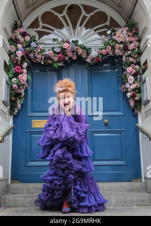 London UK 27 July 2021 im Rahmen des Kensington and Chelsea Festival 2021 wird die Performerin Eve Ferret im West End in einem fantastischen Cabaret im Chelsea Old Town Hall singen und sprießen, 12. August 2021 Eve wird ihre Songs und Geschichten aus ihrem Leben und ihren Abenteuern in den 70ern und 80ern von ‘Hairdressing bis Hollywood’ auf die Kings Road bringen. Eve wird von dem hochgelobten Pianisten Simon Wallace begleitet. Tickets, die auf ‘Pay what you want’-Basis angeboten werden – Sie können kostenlos kommen oder jemanden subventionieren, der normalerweise nicht teilnehmen könnte. Das gesamte Geld, das aus dem Ticketverkauf gesammelt wurde, fließt in die Zahlung Stockfoto