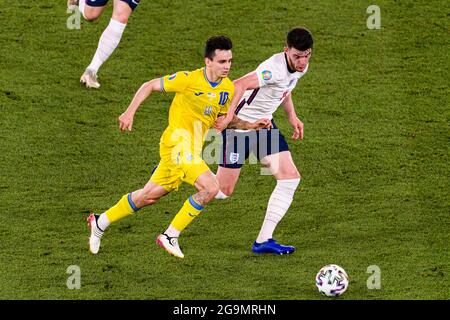 Rom, Italien - 03. Juli: Declan Rise aus England (R) kämpft während der UEFA Euro 2020 Championship Qua mit Mykola Shaparenko aus der Ukraine (L) um den Ball Stockfoto