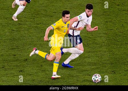Rom, Italien - 03. Juli: Declan Rise aus England (R) kämpft während der UEFA Euro 2020 Championship Qua mit Mykola Shaparenko aus der Ukraine (L) um den Ball Stockfoto