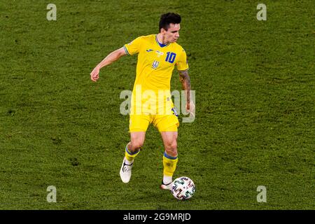 Rom, Italien - 03. Juli: Mykola Shaparenko aus der Ukraine kontrolliert den Ball während des UEFA Euro 2020 Championship Quarter-final matches zwischen der Ukraine und E Stockfoto