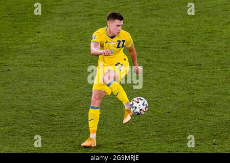 Rom, Italien - 03. Juli: Mykola Matviyenko aus der Ukraine kontrolliert den Ball während des UEFA Euro 2020 Championship Quarter-final match zwischen der Ukraine und E Stockfoto
