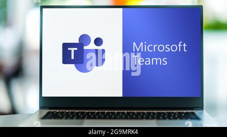 POZNAN, POL – 3. JULI 2021: Laptop-Computer mit Logo von Microsoft-Teams, einer einheitlichen Kommunikations- und Collaboration-Plattform Stockfoto