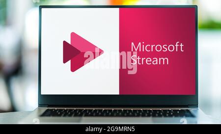 POZNAN, POL – 3. JULI 2021: Laptop-Computer mit Logo von Microsoft Stream, einem Video-Sharing-Dienst für Unternehmen Stockfoto