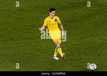 Rom, Italien - 03. Juli: Mykola Shaparenko aus der Ukraine übergibt den Ball während des UEFA Euro 2020 Championship Quarter-final match zwischen der Ukraine und eng Stockfoto