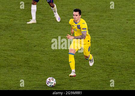 Rom, Italien - 03. Juli: Mykola Shaparenko aus der Ukraine läuft mit dem Ball während des UEFA Euro 2020 Championship Quarter-final match zwischen der Ukraine und Stockfoto