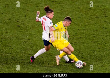 Rom, Italien - 03. Juli: Sergii Sydorchuk aus der Ukraine (R) wird während der UEFA Euro 2020 Championship Quarter-Fina von Kalvin Phillips aus England (L) gejagt Stockfoto