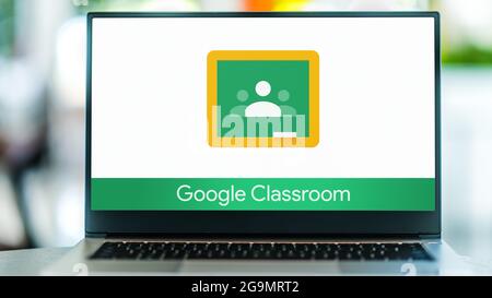 POZNAN, POL - 10. JUL 2021: Laptop-Computer mit Logo von Google Classroom, einem kostenlosen Webdienst, der von Google für Schulen entwickelt wurde Stockfoto