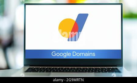 POZNAN, POL - 10. JUL 2021: Laptop-Computer mit Logo von Google Domains, einem von Google betriebenen Domainnamen-Registrar Stockfoto