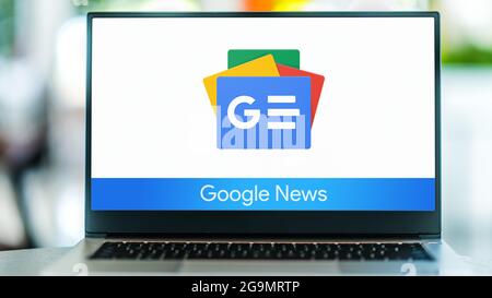 POZNAN, POL - 10. JULI 2021: Laptop-Computer mit Logo von Google News, einer von Google entwickelten News-Aggregator-App Stockfoto