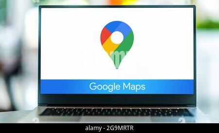 POZNAN, POL - 10. JUL 2021: Laptop-Computer mit Logo von Google Maps, einem von Google entwickelten Webmapping-Dienst Stockfoto
