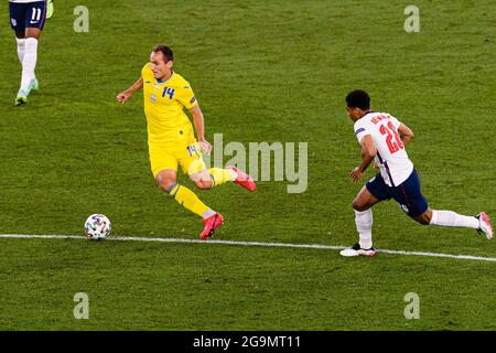 Rom, Italien - 03. Juli: Yevhenii Makarenko aus der Ukraine (L) wird von Jude Bellingham aus England (R) während der UEFA Euro 2020 Championship Quarter-Fi verfolgt Stockfoto