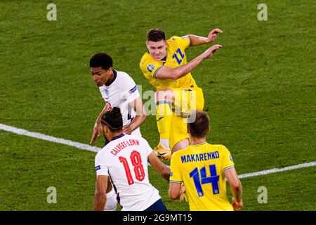 Rom, Italien - 03. Juli: Mykola Matviyenko aus der Ukraine (R) kämpft während der UEFA Euro 2020 Championshi mit Jude Bellingham aus England (L) um den Ball Stockfoto