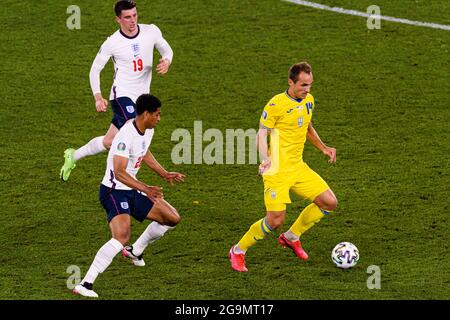 Rom, Italien - 03. Juli: Yevhenii Makarenko aus der Ukraine (R) wird von Jude Bellingham aus England (L) während der UEFA Euro 2020 Championship Quarter-Fi verfolgt Stockfoto