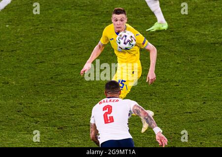 Rom, Italien - 03. Juli: Viktor Tsygankov aus der Ukraine kontrolliert den Ball während des UEFA Euro 2020 Championship Quarter-final matches zwischen der Ukraine und en Stockfoto