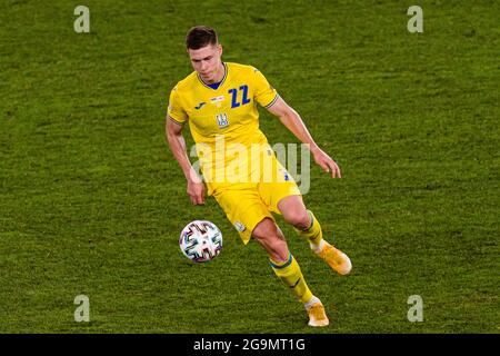 Rom, Italien - 03. Juli: Mykola Matviyenko aus der Ukraine kontrolliert den Ball während des UEFA Euro 2020 Championship Quarter-final match zwischen der Ukraine und E Stockfoto