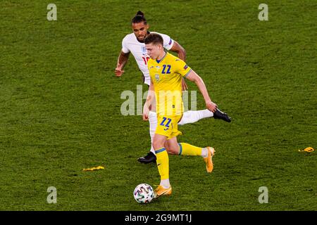 Rom, Italien - 03. Juli: Mykola Matviyenko aus der Ukraine (R) kontrolliert den Ball während des UEFA Euro 2020 Championship Quarter-final match zwischen der Ukraine A Stockfoto