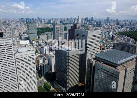 Tokio, Japan. Juli 2021. Blick auf den Shinjuku Park Tower vom Tokyo Metropolitan Government Building im Shinjuku District, Tokio. (Foto von James Matumoto/SOPA Images/Sipa USA) Quelle: SIPA USA/Alamy Live News Stockfoto