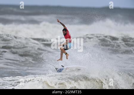 Chiba, Japan. Juli 2021. Italo Ferreira aus Brasilien tritt beim Surfspiel der Männer am Tsurigasaki Surfing Beach in der Präfektur Chiba, Japan, am 27. Juli 2021 an. Quelle: Du Yu/Xinhua/Alamy Live News Stockfoto