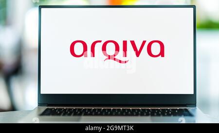 POZNAN, POL - 10. JUL 2021: Laptop-Computer mit Logo von Arqiva, einem Telekommunikationsunternehmen, das Infrastruktur und Broadcast-Transmiss bereitstellt Stockfoto