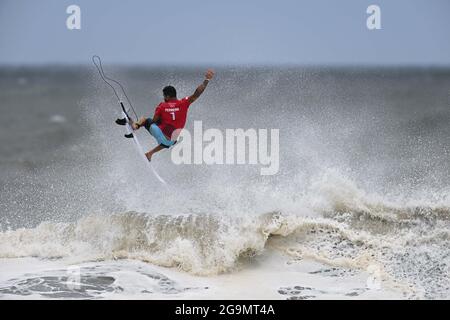 Chiba, Japan. Juli 2021. Italo Ferreira aus Brasilien tritt beim Surfspiel der Männer am Tsurigasaki Surfing Beach in der Präfektur Chiba, Japan, am 27. Juli 2021 an. Quelle: Du Yu/Xinhua/Alamy Live News Stockfoto