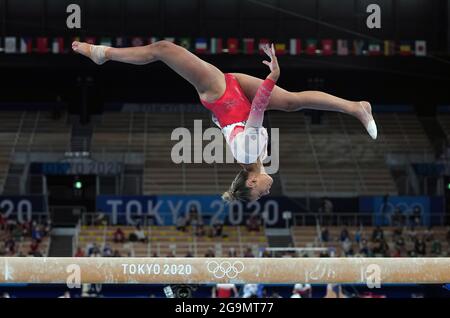 Die britische Amelie Morgan am Balancebam beim Finale der Frauen-Teams im Ariake Gymnastik Center am vierten Tag der Olympischen Spiele in Tokio 2020 in Japan. Bilddatum: Dienstag, 27. Juli 2021. Stockfoto